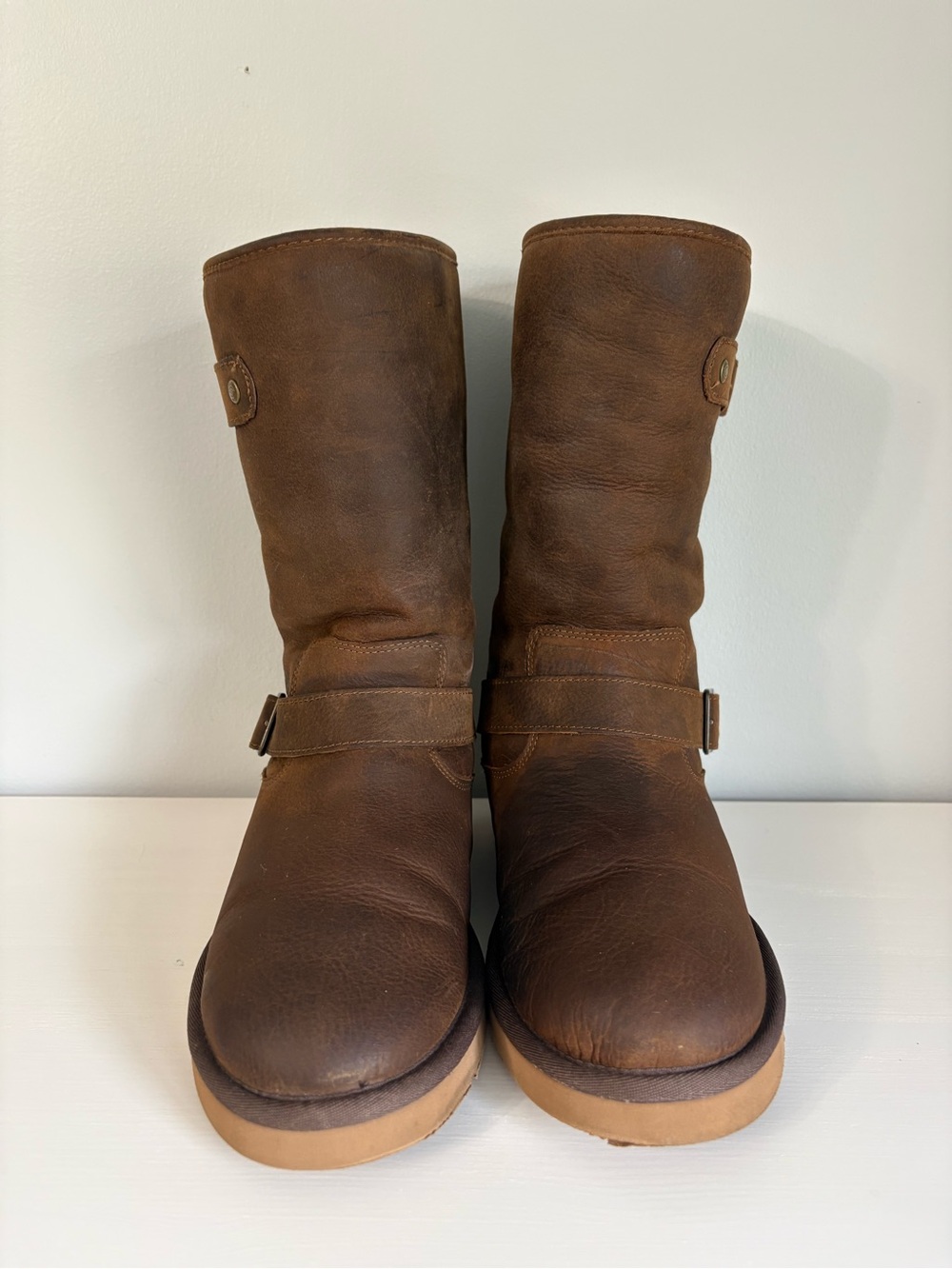 UGG Sutter Toast Brown Leather Moto Boots Size 8 Utility Chic Minimalist